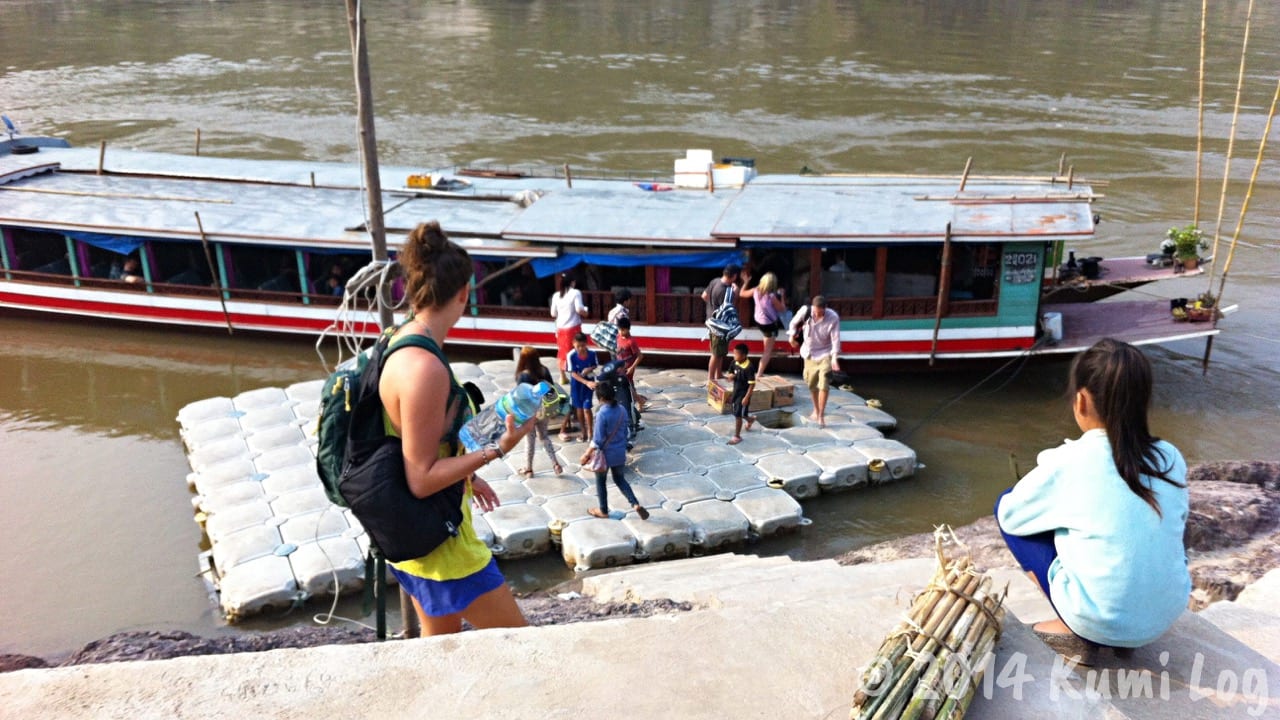ラオスからタイへ、雄大なメコン川を2日かけて移動するスローボートの旅。日程や料金、宿泊、道中の様子など