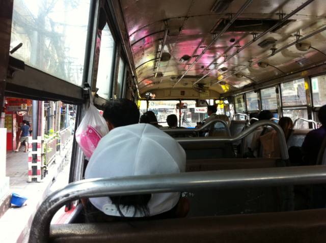 バンコクでとても便利な路線バス、乗り方や利用例を紹介します！ 路線図を調べる本やアプリも紹介