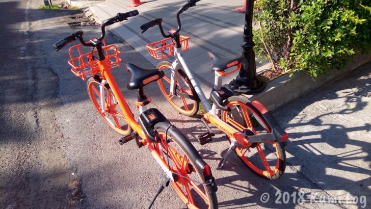 チェンマイの街なかにあるオレンジの自転車