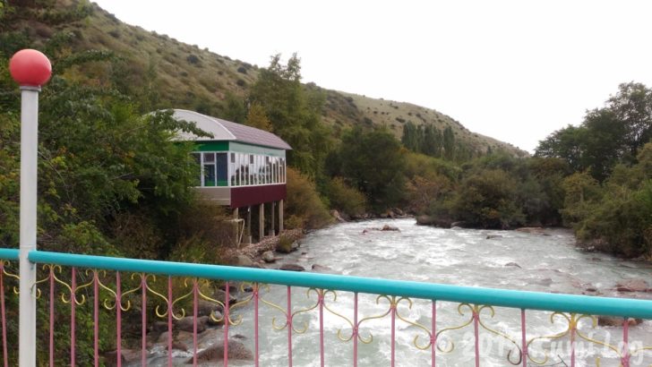 Omur-Daryya温泉へ続く橋からの眺め