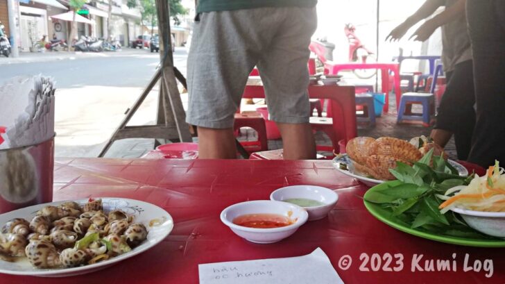 ベトナムの路上で食べる牡蠣